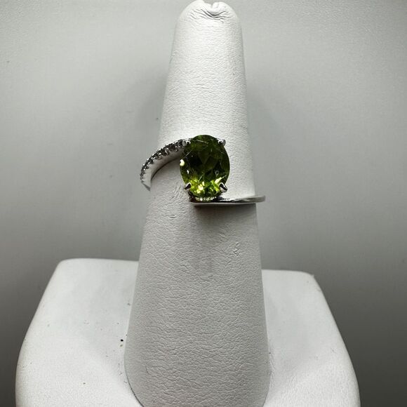 NWOT 7x9mm oval cut Peridot w/ accent cz diamonds all in sterling silver, ring! - Picture 9 of 11
